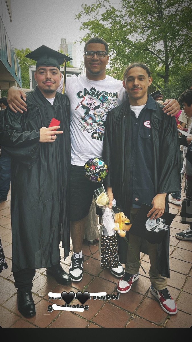 OmxrTV's tweet photo. ‘23 graduates 👨🏻‍���� ft. the homies https://t.co/T97rK0Xj9d