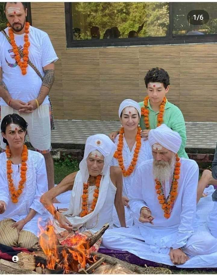 जिस आदमी ने श्रीमदभगवद गीता का पहला उर्दू अनुवाद किया वो था मोहम्मद मेहरुल्लाह!
बाद में उसने सनातन धर्म अपना लिया!
पहला व्यक्ति जिसने श्रीमदभागवद गीता का अरबी अनुवाद किया वो एक फिलिस्तीनी था अल फतेह कमांडो नाम का!
जिसने बाद में जर्मनी में इस्कॉन जॉइन किया और अब हिंदुत्व में है!