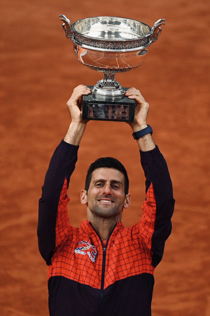 jmgmoron's tweet photo. En esta pared, que aún sigue en pie pese a los disparos recibidos en su día por los bombardeos de la guerra, ahí comenzó todo.

Cuando era pequeño, Djokovic jugaba a tenis golpeando pelotas contra ella y ahí empezó su camino como tenista.

Hoy, levanta su Grand Slam N23. Brutal. https://t.co/qyYYJsZX9F
