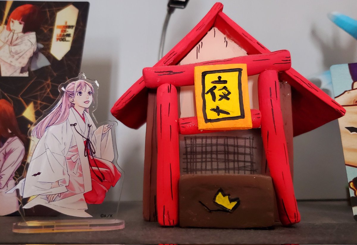 Okay, Hiyori looks adorable next to the shrine.