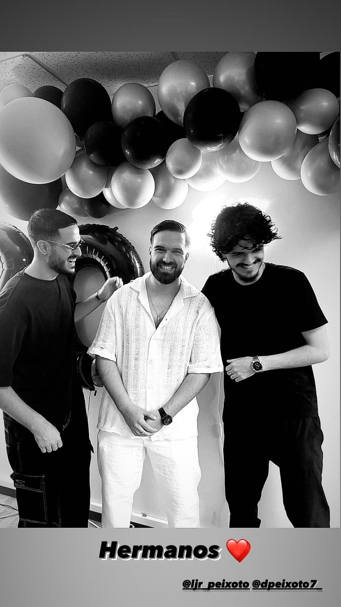 AnthonyPeixoto7's tweet photo. Merci à tous pour la fête surprise de mes 30 ans 🎂🎉. Merci à ma femme pour l’organisation de la fête et merci à ma famille et amis pour votre présence. MUCHO LOVE ❤️ Always with My Brothers, My Wife, My Blood 🩸 Thanks God for this Family 🫶🏼 https://t.co/BwBG3tow9c