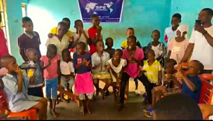 UnicalSpe's tweet photo. Happy Sunday everyone.

Yesterday was amazing as we were privilege to spend the best part of our day with lovely, beautiful kids in an Orphanage. We and the children had so much fun that it hurt to say goodbye. 

Highlights from the events:
#WeAreSPE
#SpePH103
#SPEnigeriacouncil https://t.co/teIGsgbLLX