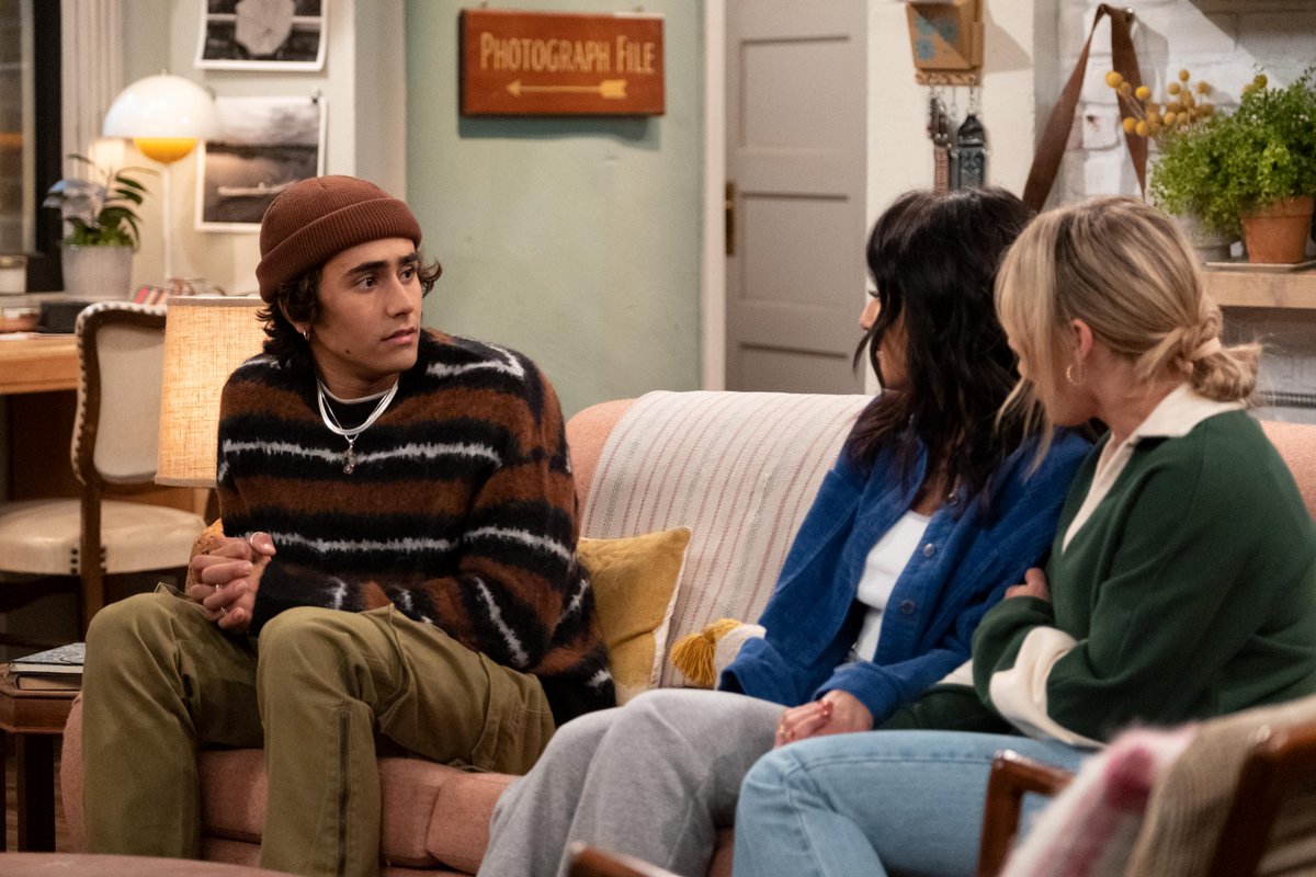 If you look very closely, you can see these photos are exactly the same. #HIMYF