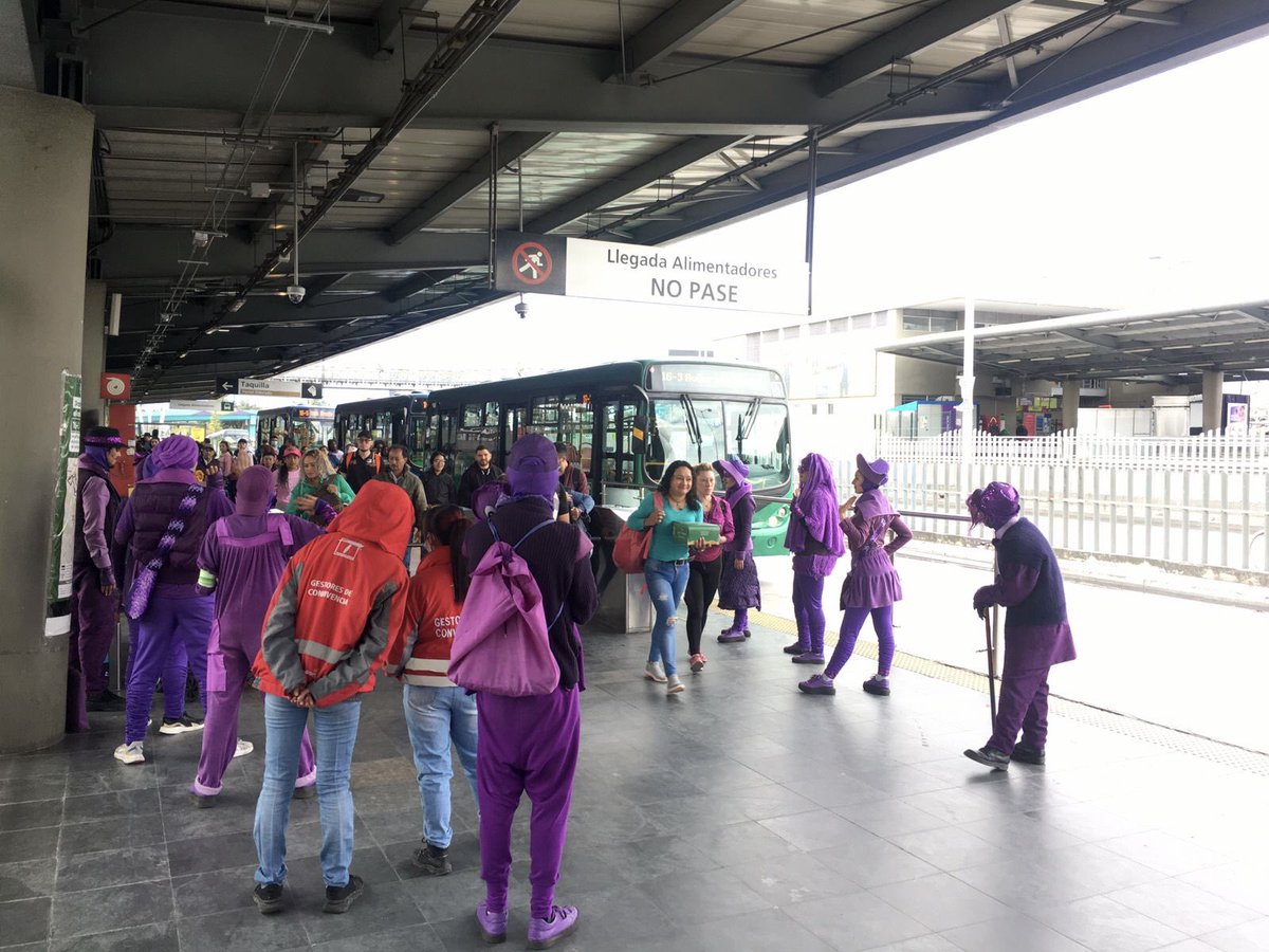 TransMilenio's tweet photo. ☀️ ¡Nuestro #ComboVioleta no para!💪🏼A esta hora compartimos en diferentes estaciones del Sistema aplausos, sonrisas, alegría y mensajes de cultura ciudadana a toda nuestra comunidad usuaria 🙌 #LaCulturaNosMueve https://t.co/c5pWe0Wamx