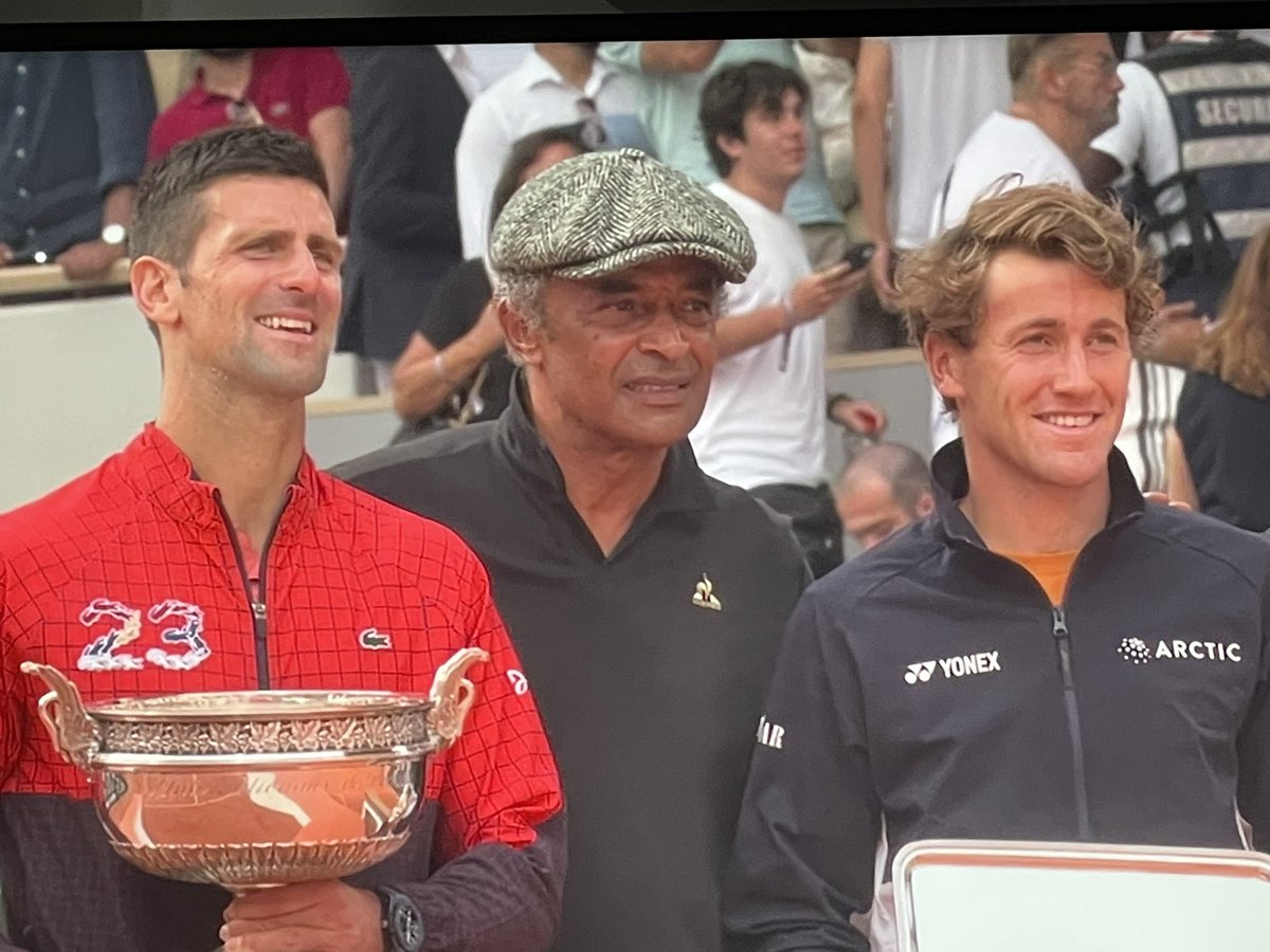 Nole 23 veces campeón de Grand Slam ha superado a Rafa y a Roger. Eso lo convierte en el mejor de la historia? Que opinan?