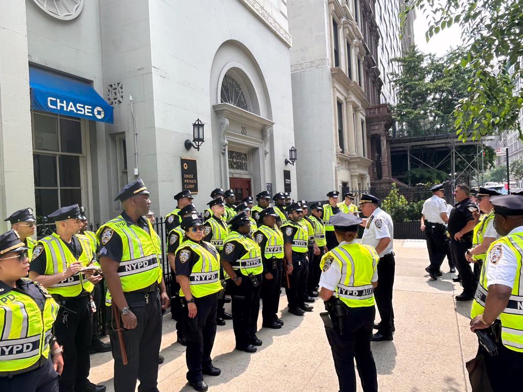 Over 150 Auxiliary Officers helped out along 5th Avenue today for the annual Puerto Rican Day Parade! Thank you to our amazing volunteers!! We couldn’t do it without you! 🇵🇷