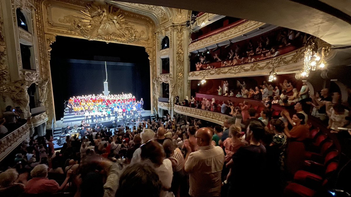 mpbresson's tweet photo. 🎶 340 enfants des 18 ateliers #Finoreille de l’@operalille, venus des villes de @lillefrance, de la @MetropoleLille et de la Région @hautsdefrance ont répété toute l’année pour un final en choeur sur scène. 

Okilélé, le conte de Claude Ponti, adapté pour eux, c’est joyeux ! 👏 https://t.co/iLSoOXSXq1