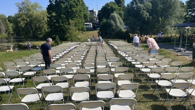DaanHuisinga's tweet photo. Every year, relatives of the #MH17 victims line up 298 empty chairs in front of the Russian embassy in The Hague. 

Notwithstanding the @CourtMH17 verdict, Russia still refuses to acknowledge its involvement in downing flight MH17.

#Russia will not escape international justice. https://t.co/wafsw8AzXq