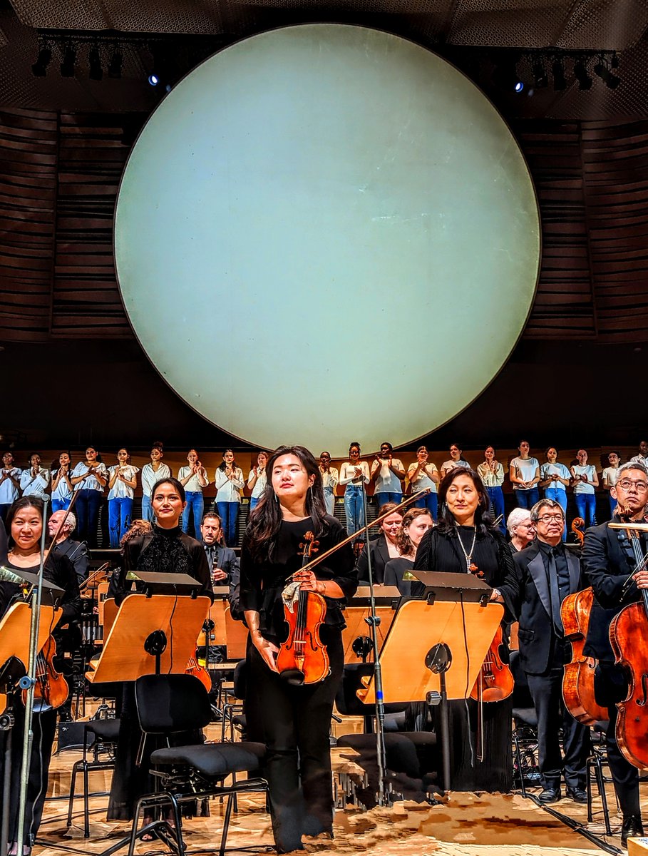 Arts_Addict's tweet photo. Beaming! The beautiful musicians of the @nyphil take a well-deserved bow, after an expressively rendered #unEarth performance, composed by #JuliaWolfe. @LincolnCenter #strings #violin #cello #viola #NYCArts @Things4Strings https://t.co/pMQ7uLdu3p