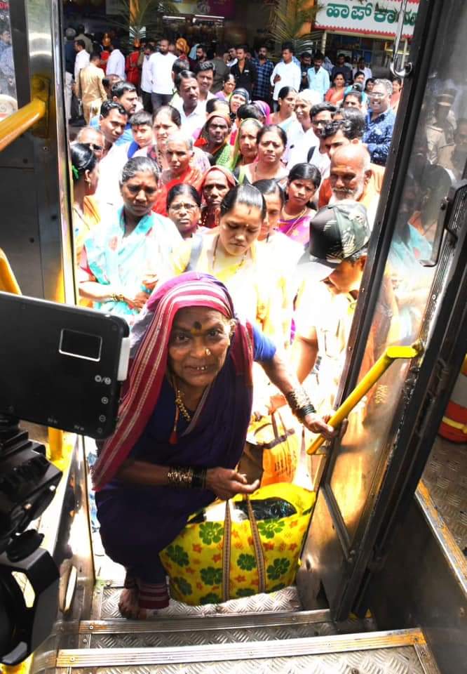 BMTC_BENGALURU's tweet image. A candid moment of karnataka state government most welcomed free travel for women #WomenEmpowerment # BMTC#KSRTC# NWKRTC #KKRTC 🙏