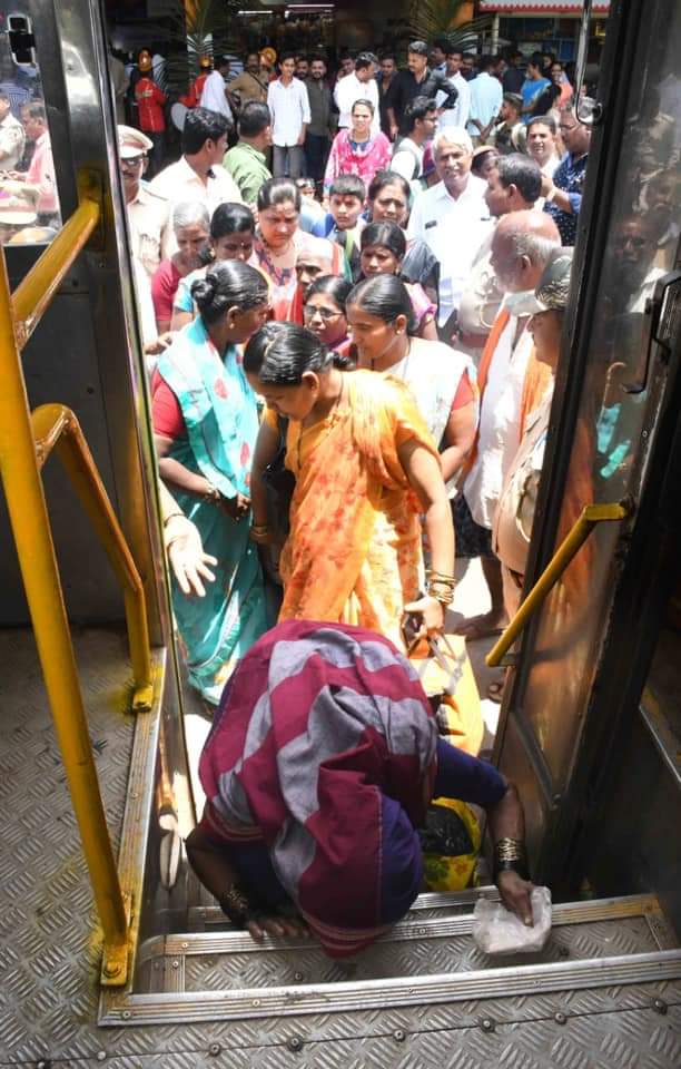 BMTC_BENGALURU's tweet image. A candid moment of karnataka state government most welcomed free travel for women #WomenEmpowerment # BMTC#KSRTC# NWKRTC #KKRTC 🙏