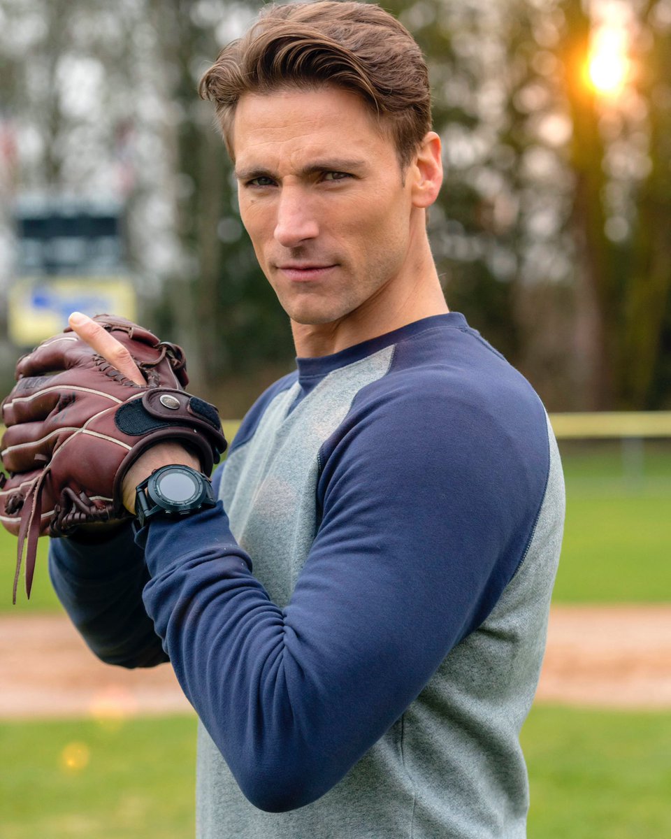 HunksOfHallmark's tweet photo. The perfect catch βΎοΈ π₯°#bottledwithlove #loveindesign #theperfectcatch @AWALK35 https://t.co/7AOVV8ALmH