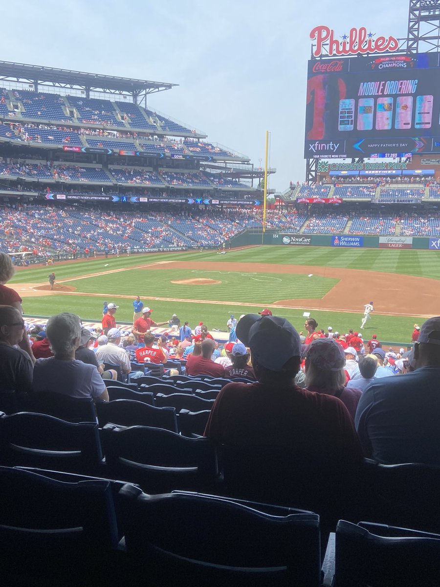 “It’s hittin’ weather!” #GoPhillies #RingTheBell #myhappyplace⚾️❤️⚾️