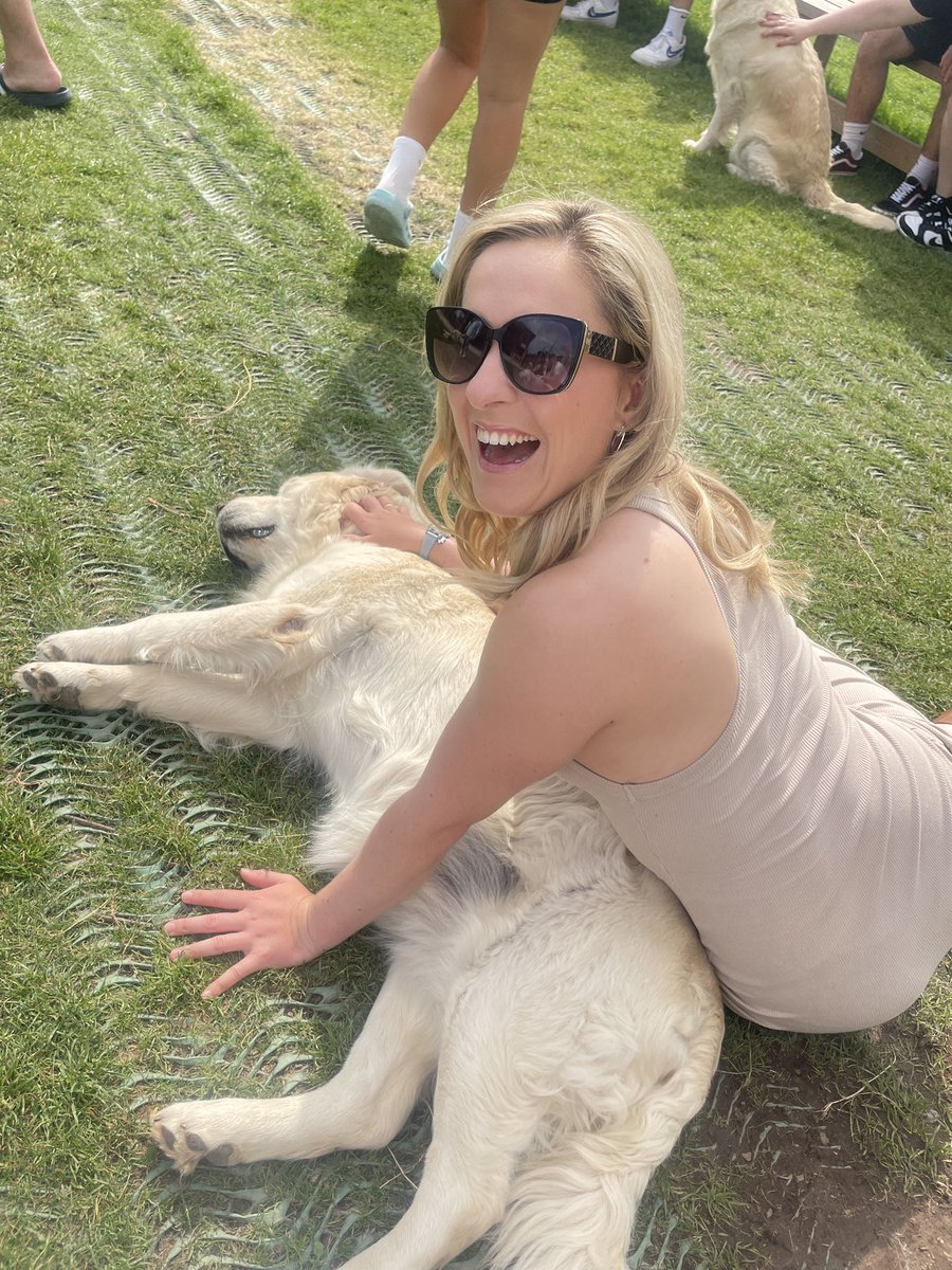 lauren_taylor94's tweet photo. Had the best Sunday with my sister at the Golden retriever experience in Somerset! 😍🥰😭🐶 #dogsmakemehappy https://t.co/zigDhUVjq4