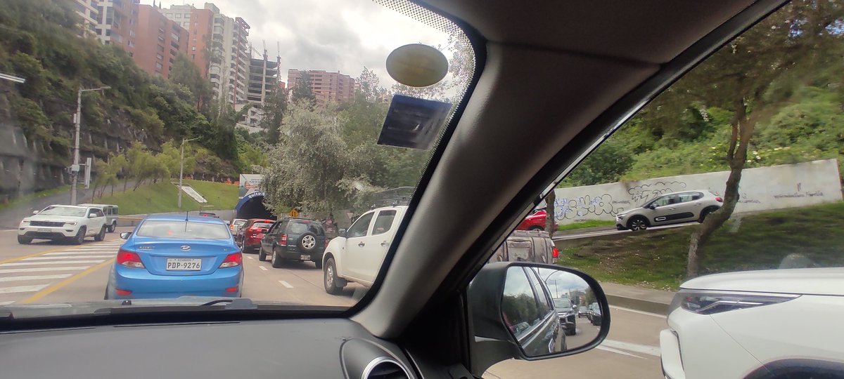 raza_elena's tweet photo. @AMT_Quito el tráfico es terrible los fines de semana y el carril del medio del túnel está cerrado, q les cuesta abrirlo? https://t.co/GCT7eGY0GL