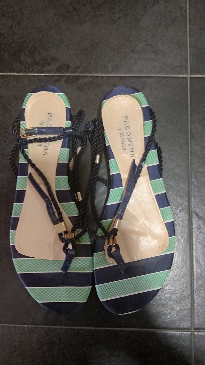LinoGran's tweet photo. Hola @menbur, mi mujer estrenó ayer las sandalias que adjunto en las imágenes. Tras el primer uso la plantilla se ha despegado en su totalidad en una de ellas y parcialmente en la otra. ¿Qué solución me ofrecéis para este defecto de fabricación? Gracias https://t.co/GtmyrYfa1G
