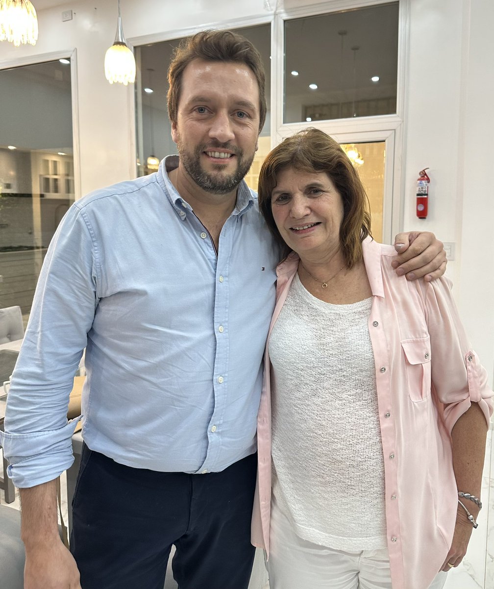mauriciof_lp's tweet photo. ¡Feliz cumpleaños @PatoBullrich ! 🎉🦆

Con vos se viene un gran futuro para la Argentina 🇦🇷

#FelizCumple 🥂 https://t.co/xfA4oC8ViW