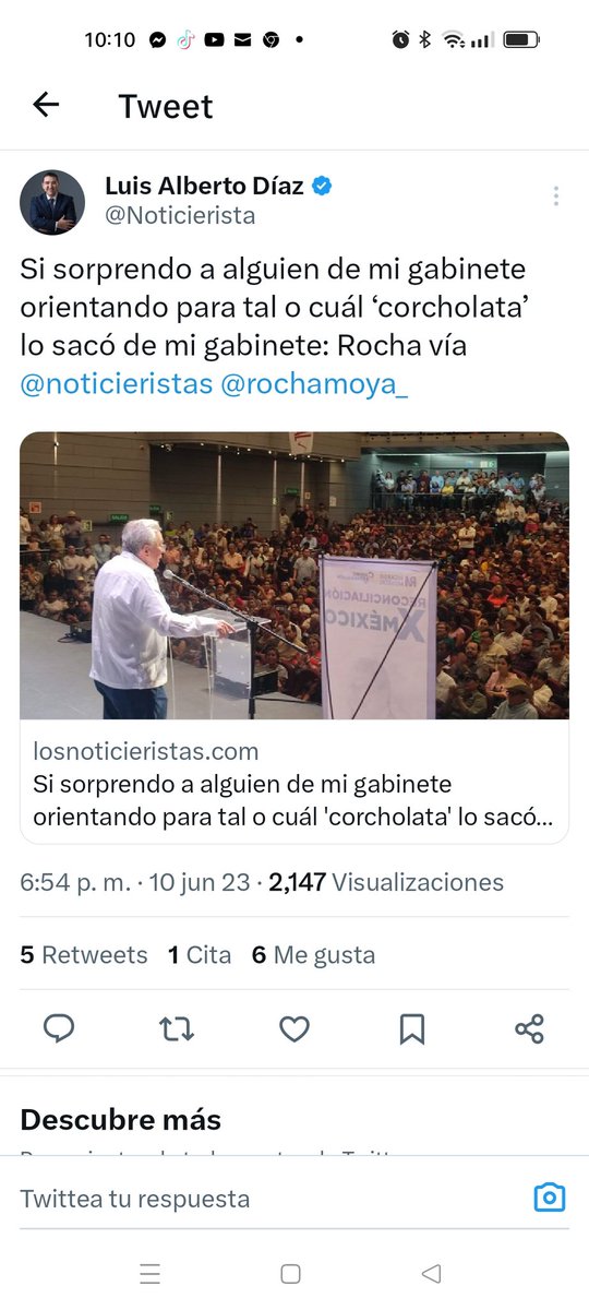 NaranjaReporte's tweet photo. A ver si el gober Rubén Rocha cumple con su palabra. Aquí su delegado de Vialidad y Transportes en Mazatlán, Ernesto Landeros, es captado dándole la contra. "Si les preguntan en la encuesta. Claudia es la respuesta", les dice a locatarios del Pino Suárez al darles un panfleto. https://t.co/JlHJaMzdFG