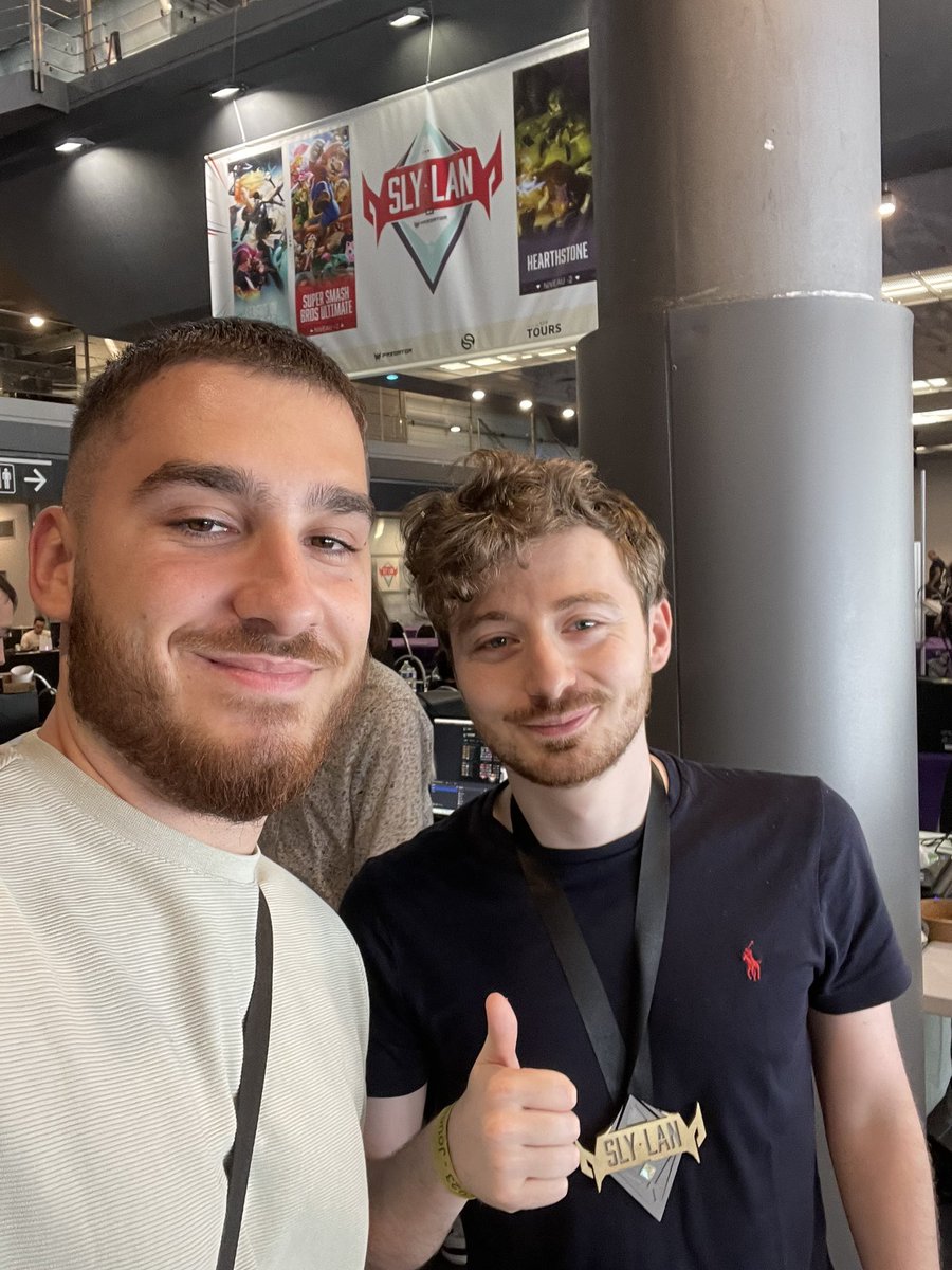 Amsovice's tweet photo. Totalement avec des BG à la SLY LAN @TraYt0N @NarkussLol 😎 https://t.co/nCO3ygRSzv