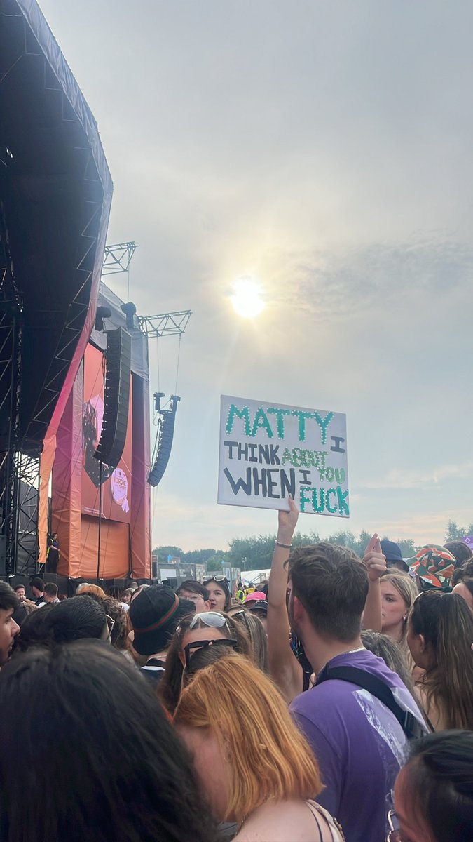 hernameiseileen's tweet image. Fess up who is this