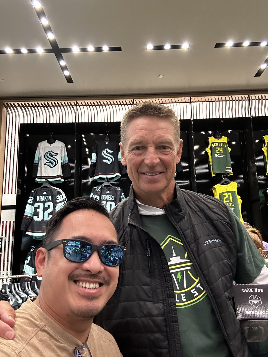 Oh man! Hard to compose! I’ve watched @Dschrempf the entire time he played for @SeattleSonics and gotten to see him play! All those years, finally a photo with him. 

#bringsonicsback #supersonics @seattlestorm #gostorm