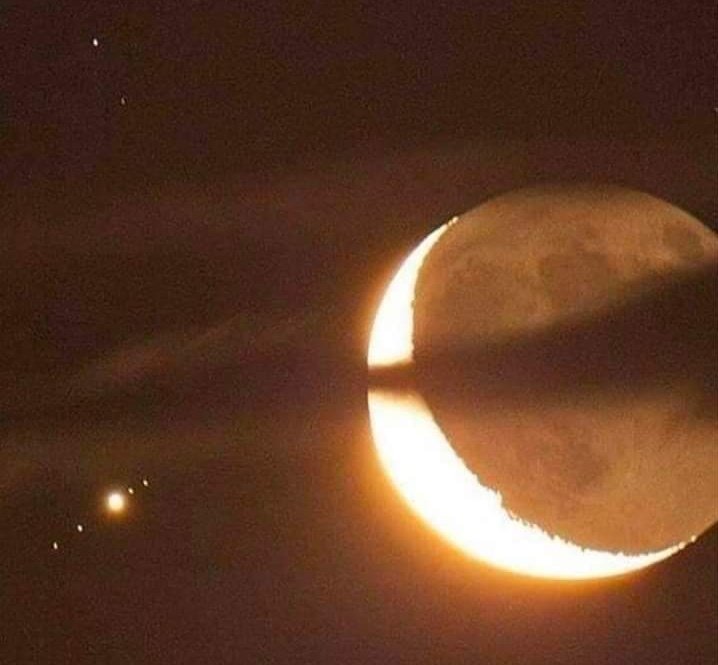 LuisADomDaly's tweet photo. The waning Moon and Jupiter with its 4 main satellites: Callisto, Ganymede, lo and Europa.

Credit 📸: Juerg Alean https://t.co/YJbeCxCopb