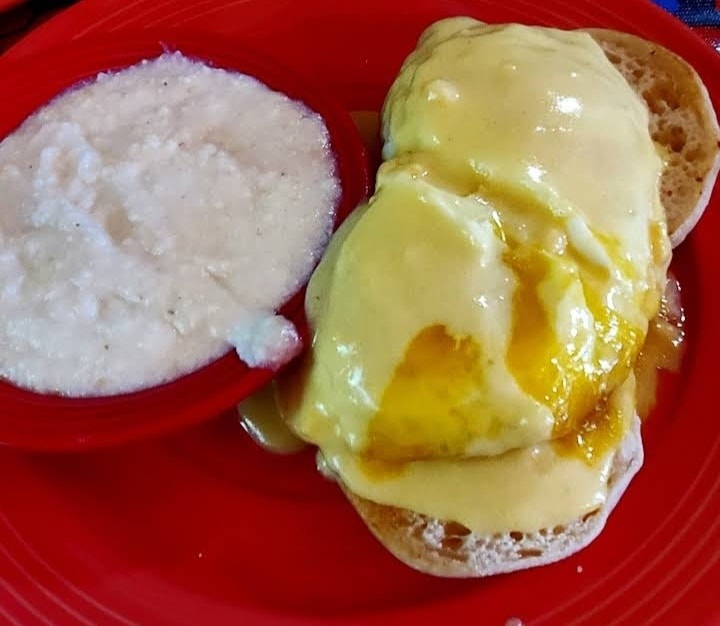Have a great Sunday Funday!🌻 Don't 'shell' out on a boring breakfast, join us for an 'egg-squisite breakfast.😉🍳  #eggbenedict

#sundayfunday #atlantabrunchspot #atlantafoodies