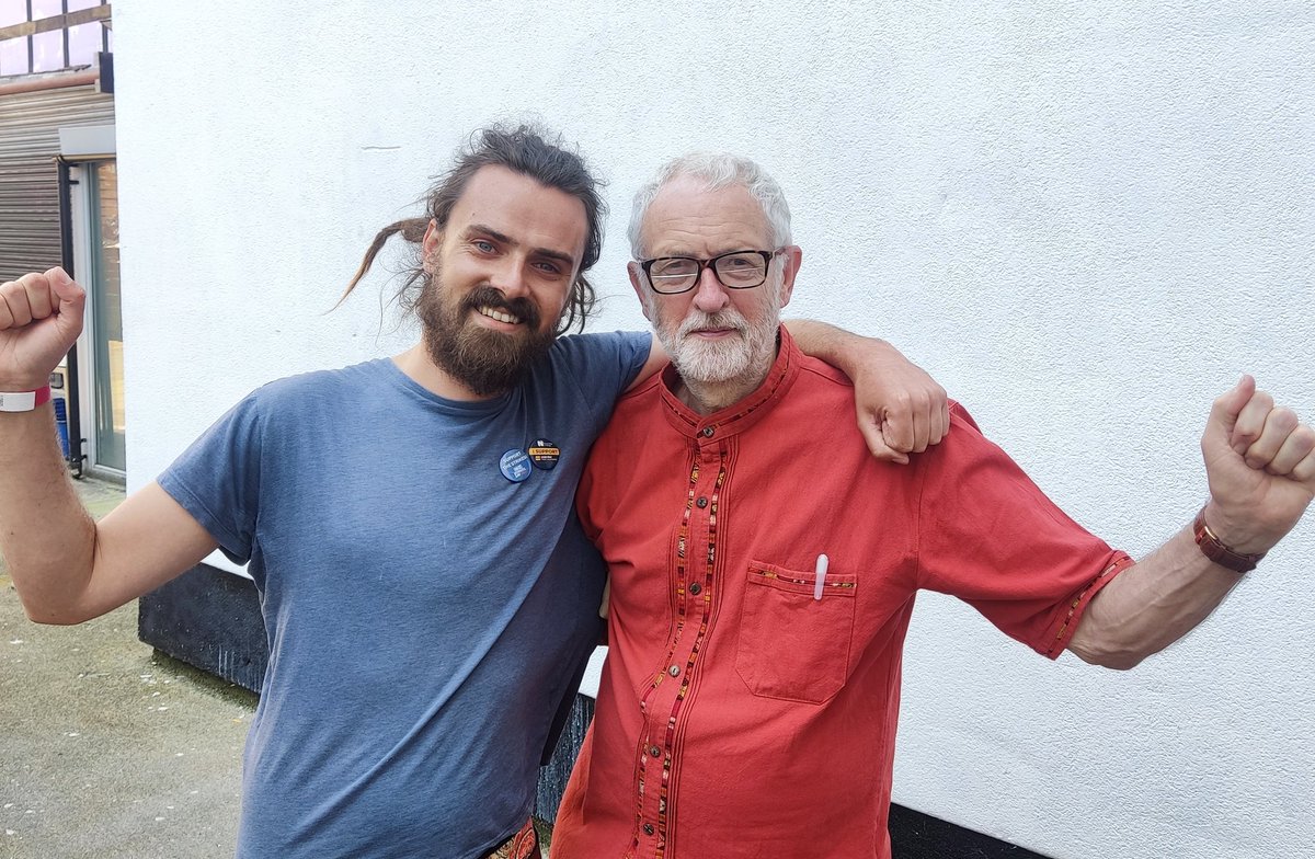 Heccles94's tweet image. If you want to wish @jeremycorbyn a happy 40th anniversary as an MP please retweet and post a ✊ in solidarity

#SocialistSunday