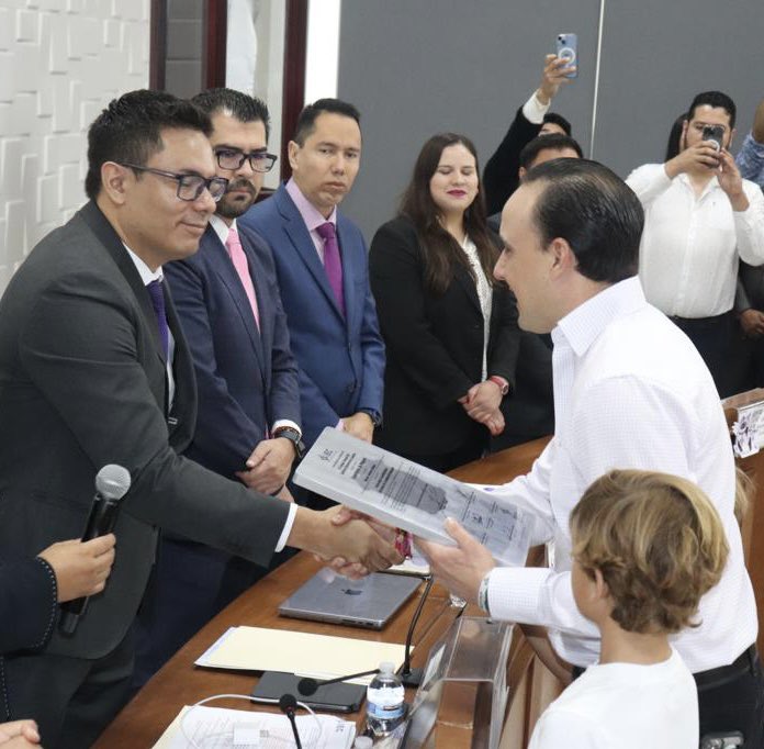 IEC_Coahuila's tweet photo. La mañana de este 11 de Junio del presente año, el Consejo General del Instituto Electoral de Coahuila, otorga la Constancia de Mayoría para el cargo de Gobernador Constitucional del Estado de Coahuila de Zaragoza al candidato electo dentro del Proceso Electoral 2023. https://t.co/34zexxe653