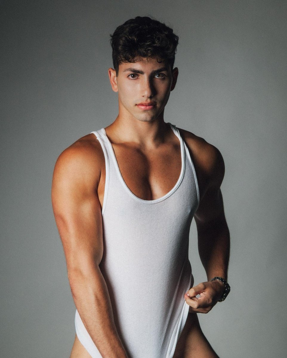 Hot Dudes Good Mood 🇺🇦 on Twitter: "RT @loganblake_: covered up"