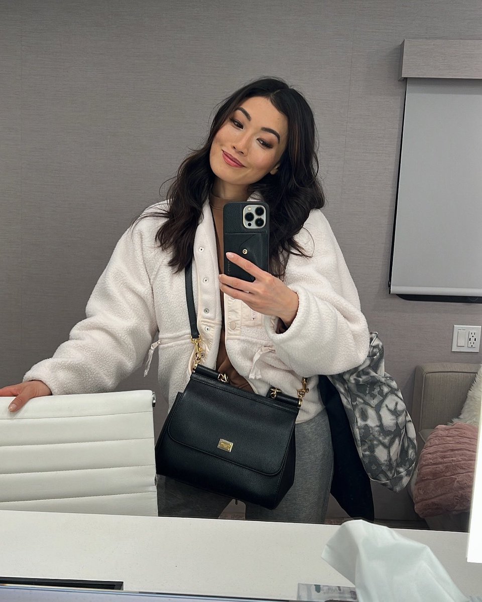 Always my home away from home…and always carrying too many bags and/or drinks 💁🏻‍♀️ #trailerlife #thecompanyyoukeep