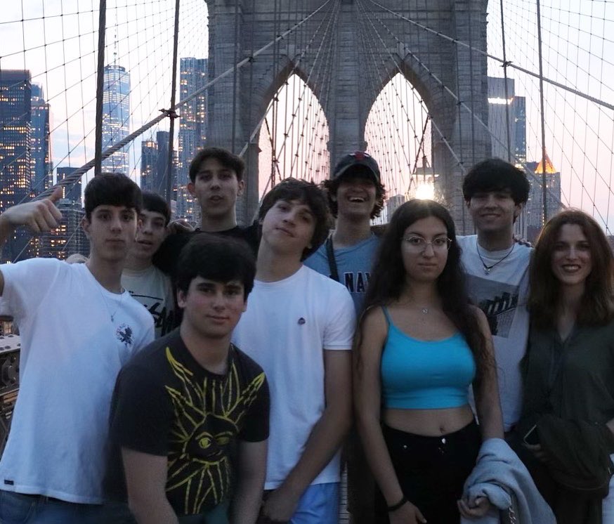 🍋🗽 Y, de la graduación de María en California, pasamos a la otra punta del país con alguien que también tiene mucho talento artístico... ¡nuestro limón americano Mayte que ha inmortalizado así algunos de los momentos que ha vivido con sus compañeros de aventuras en NYC! 💛📸🇺🇸