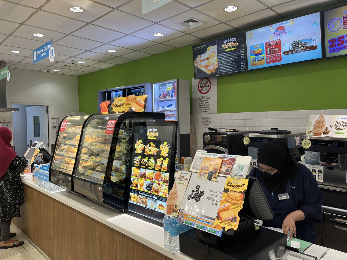 AkeemSharyzal's tweet photo. Gais aku nak beli apa yang sedap ya dekat family mart ni? Pls help. https://t.co/RwAVUdaYkZ