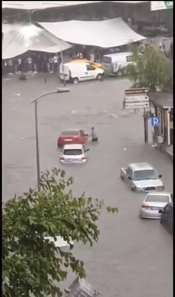 FidelOKAN's tweet photo. Her yağmurda Ankara’da aynı rezaletin yaşanmasının bir nedeni de mazgalların temizlenmemesi! 

Ekibi, İyi Parti’nin kurultayı ile ilgileniyor, kendisi sosyal medyada twit peşinde koşuyor! 

Trol musun belediye başkanı mı artık karar ver! 

Ankara, Yavaş’a 10 gömlek fazlaymış! https://t.co/YMF29pPB8E