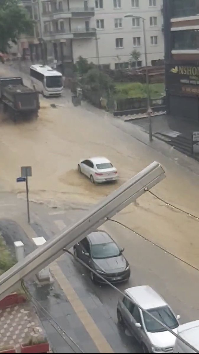 FidelOKAN's tweet photo. Her yağmurda Ankara’da aynı rezaletin yaşanmasının bir nedeni de mazgalların temizlenmemesi! 

Ekibi, İyi Parti’nin kurultayı ile ilgileniyor, kendisi sosyal medyada twit peşinde koşuyor! 

Trol musun belediye başkanı mı artık karar ver! 

Ankara, Yavaş’a 10 gömlek fazlaymış! https://t.co/YMF29pPB8E