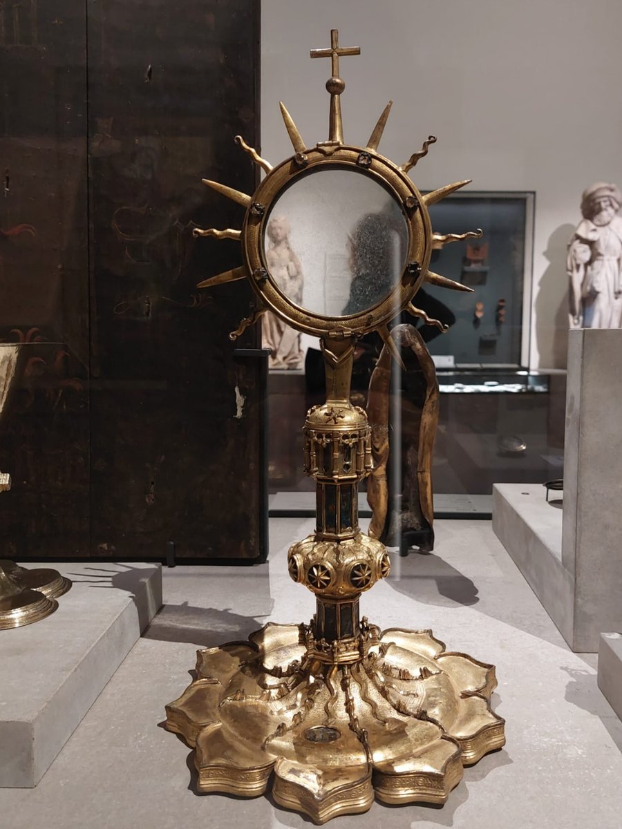 museecluny's tweet photo. On clôture cette #MusuemWeek par un brin de #SoleilMW ! 😎
Cette monstrance était destinée à exposer l'hostie. Les rayons de soleil autour du disque vitré symbolisent la lumière divine.
Cette pièce d'orfèvrerie est l'une des toutes premières monstrances-soleil ! ☀️ https://t.co/vTkdzml9h9
