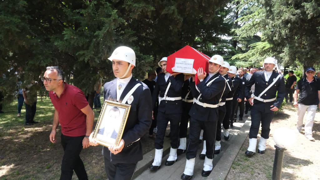 mehmetersoy57's tweet photo. Hatay’da şehit olan Komiser Yardımcımız Selim Sarıkaya kardeşimizi Kırklareli’nde Hakk’a uğurladık.
Mekanı Âli olsun. 
Ailesinin, sevenlerinin, @EmniyetGM Teşkilatımızın ve milletimizin başı sağolsun. https://t.co/kn6oiBimK9