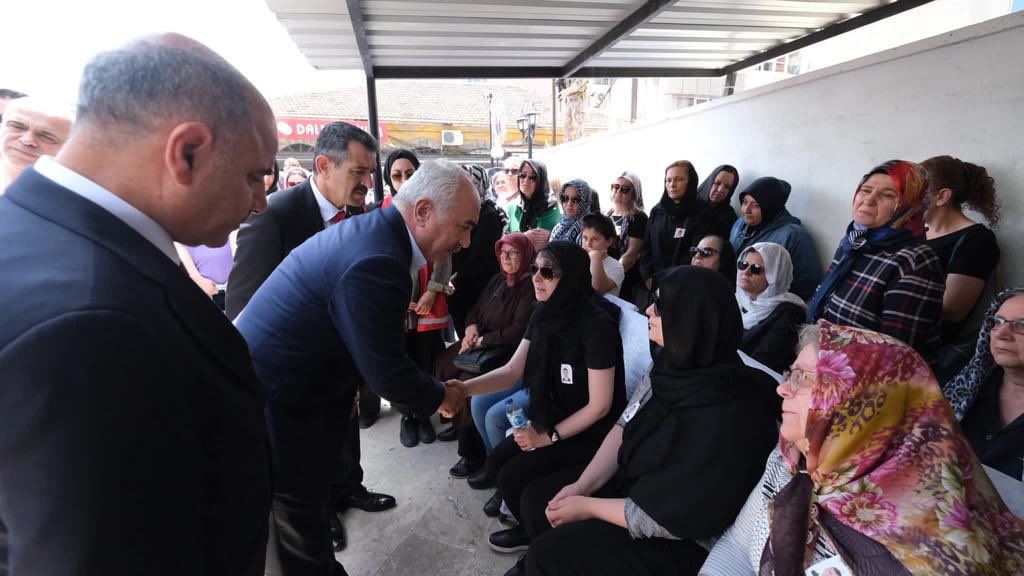 Hatay’da şehit olan Komiser Yardımcımız Selim Sarıkaya kardeşimizi Kırklareli’nde Hakk’a uğurladık. Mekanı Âli olsun. Ailesinin, sevenlerinin, @EmniyetGM Teşkilatımızın ve milletimizin başı sağolsun.