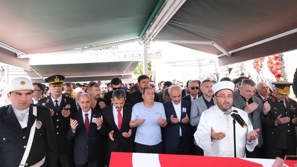 mehmetersoy57's tweet photo. Hatay’da şehit olan Komiser Yardımcımız Selim Sarıkaya kardeşimizi Kırklareli’nde Hakk’a uğurladık.
Mekanı Âli olsun. 
Ailesinin, sevenlerinin, @EmniyetGM Teşkilatımızın ve milletimizin başı sağolsun. https://t.co/kn6oiBimK9