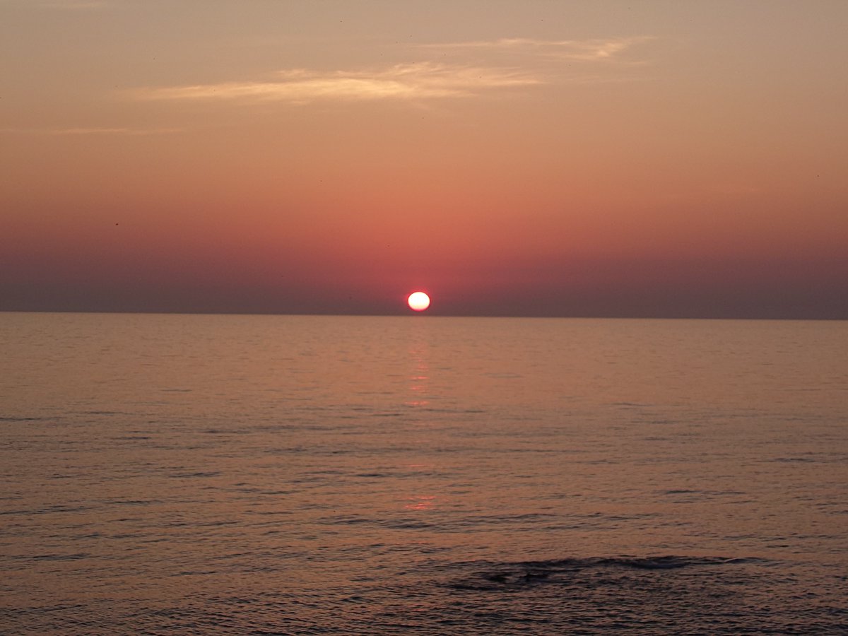 tayutahu_94's tweet photo. 年齢を重ねる前の最後の夕陽を見て、一年の振り返りと、新しい一年の目標を考えます。

新しい一年の目標は「なりたい自分に近づくこと」。#FestinaLente

何より「健康に来年も夕陽を見る」こと。

「サヨナラの意味」はまだわからないし、「ないものねだり」をする自分が成長できますように。 https://t.co/YfxU1ayUQJ