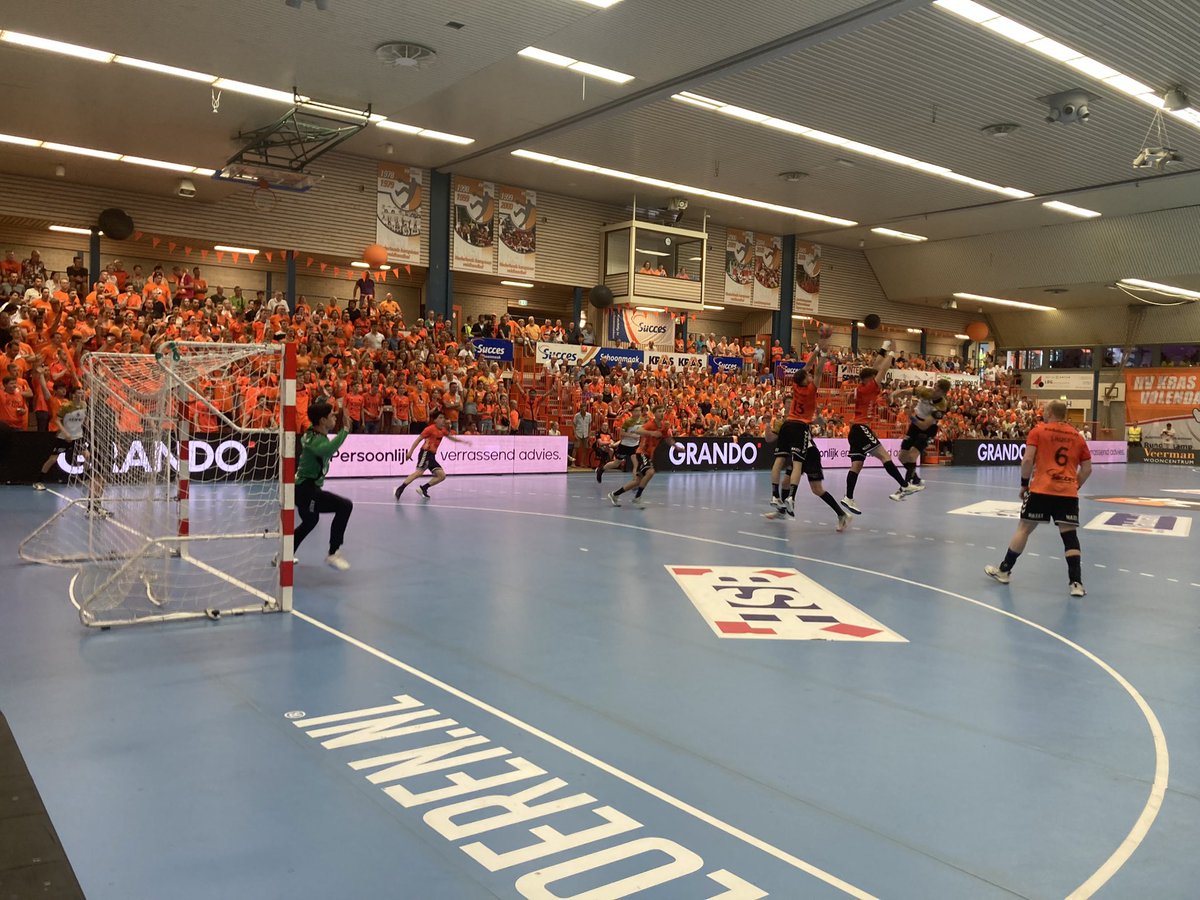 ThomasBrood's tweet photo. Kan @hvkrasvolendam een derde wedstrijd uit het vuur slepen tegen @KEMBIT_LIONS ? Later meer @NHSport_ https://t.co/Teb70zDQB0