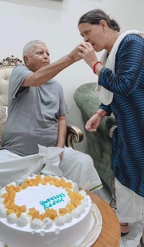 pushprajyadav97's tweet photo. सांप्रदायिकता के ख़िलाफ़ सबसे ताकतवर योद्धा :- @laluprasadrjd

समाजवादियों की पीढ़ी में अकेले लालू जी थे जो सड़कों पर उतर कर राजनीति करने के महत्व को समझते थे और बार-बार उसका इस्तेमाल करते थे।उन्हें पता था कि पिछड़ी दलित जनता को यह मनोवैज्ञानिक एहसास कैसे कराया जाए कि न केवल👇 https://t.co/EDJJG73h4y