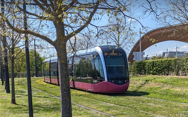 BramV2023's tweet photo. #Trams  #Tram
Trams zijn vaak veel effectiever dan bussen in stedelijke en suburbane gebieden om een modal shift te bewerkstelligen. Bijvoorbeeld, in Dijon, een Franse stad met 150.000 inwoners, overtrof het aantal passagiers op twee tramlijnen zelfs de hoogste voorspellingen van studies vooraf. In Nantes, een Franse stad met 300.000 inwoners, zorgde het vervangen van vier buslijnen door vier tramlijnen voor een winstgevende situatie, terwijl de kostendekking voorheen laag was.

Het aanleggen van tramnetwerken in stedelijke en suburbane gebieden, met respect voor het STOP-principe, vermindert CO2-uitstoot, verhoogt vrijheid, draagt bij aan gezondere lucht en vermindert kosten voor gezondheidszorg en sociale zekerheid (bv. medicatie, hospitalisatiekost, ziekteverlof). Het creëert leefbare stedelijke ruimtes die zich richten op mensen in plaats van auto's, vermindert files en verkort autoreistijden (nog meer in combinatie met congestieheffing en autodelen), en biedt kansen voor bedrijfsinvesteringen en woningbouw. De initiële investering verdient zich meestal meer dan terug.