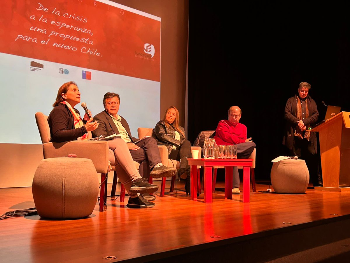 SDFundacion's tweet photo. Agradecemos la masiva concurrencia y participación de Carolina Rojas, Fco. Vidal, Carolina Leitao, Esteban Valenzuela y @JaimeColomaT en nuestra actv de diálogo en miras de construir y converger. #Socialdemócracia https://t.co/YIM8lkb56F