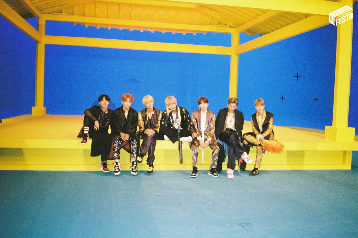 btschartsxdaily's tweet photo. #2023BTSFESTA
BTS EXHIBITION '오, 늘' FILM CAMERA Photo (B side ver.) 🎞️ - #BTS Group Photo https://t.co/gkxpabuyPB