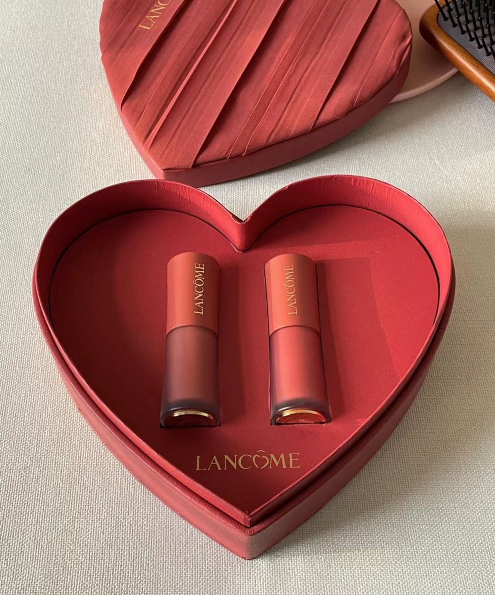 Duobao520's tweet photo. Received a gift box from my best friend, not only lipstick but also a jewelry box! https://t.co/2vqRo22e2V