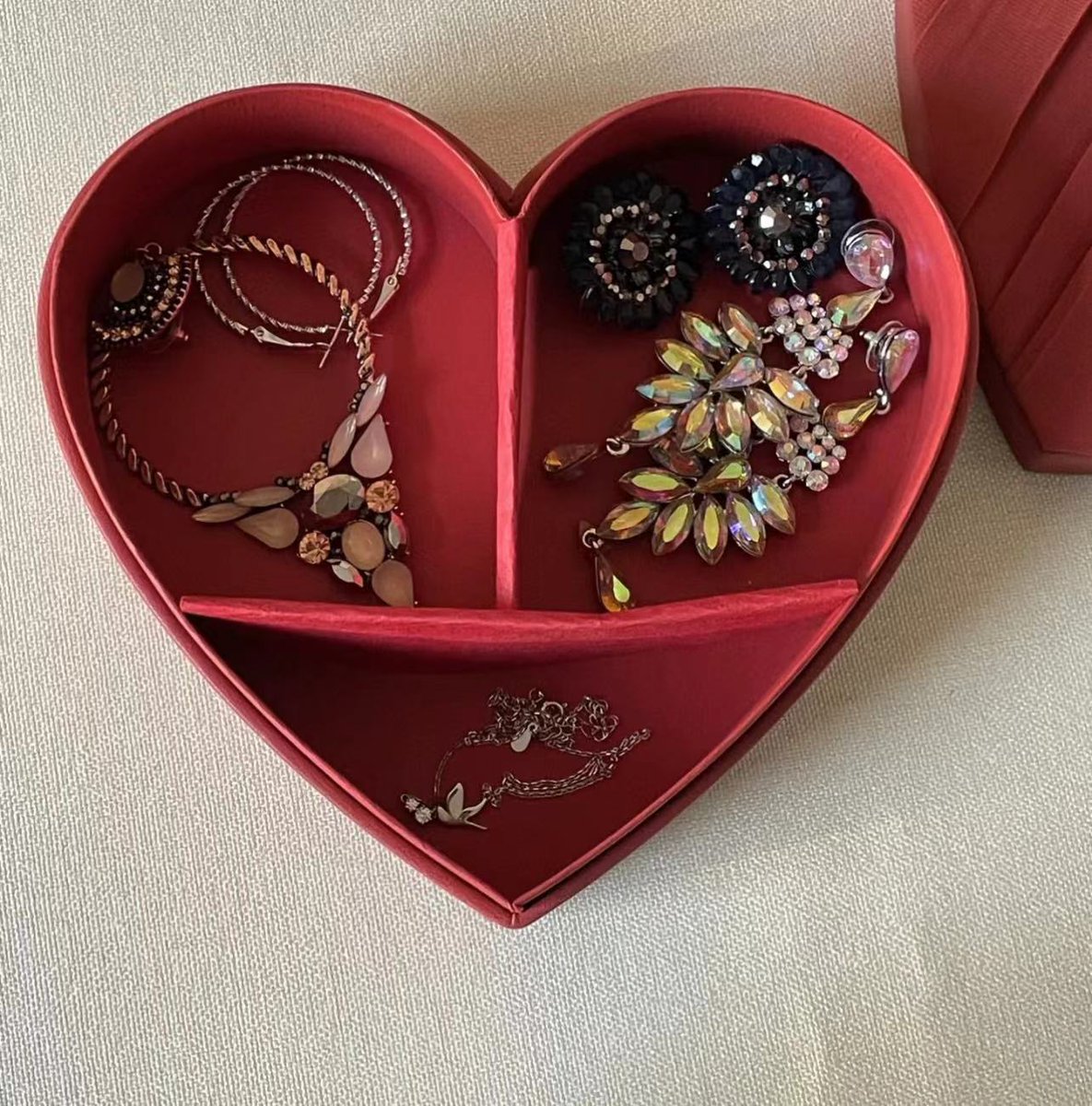 Duobao520's tweet photo. Received a gift box from my best friend, not only lipstick but also a jewelry box! https://t.co/2vqRo22e2V