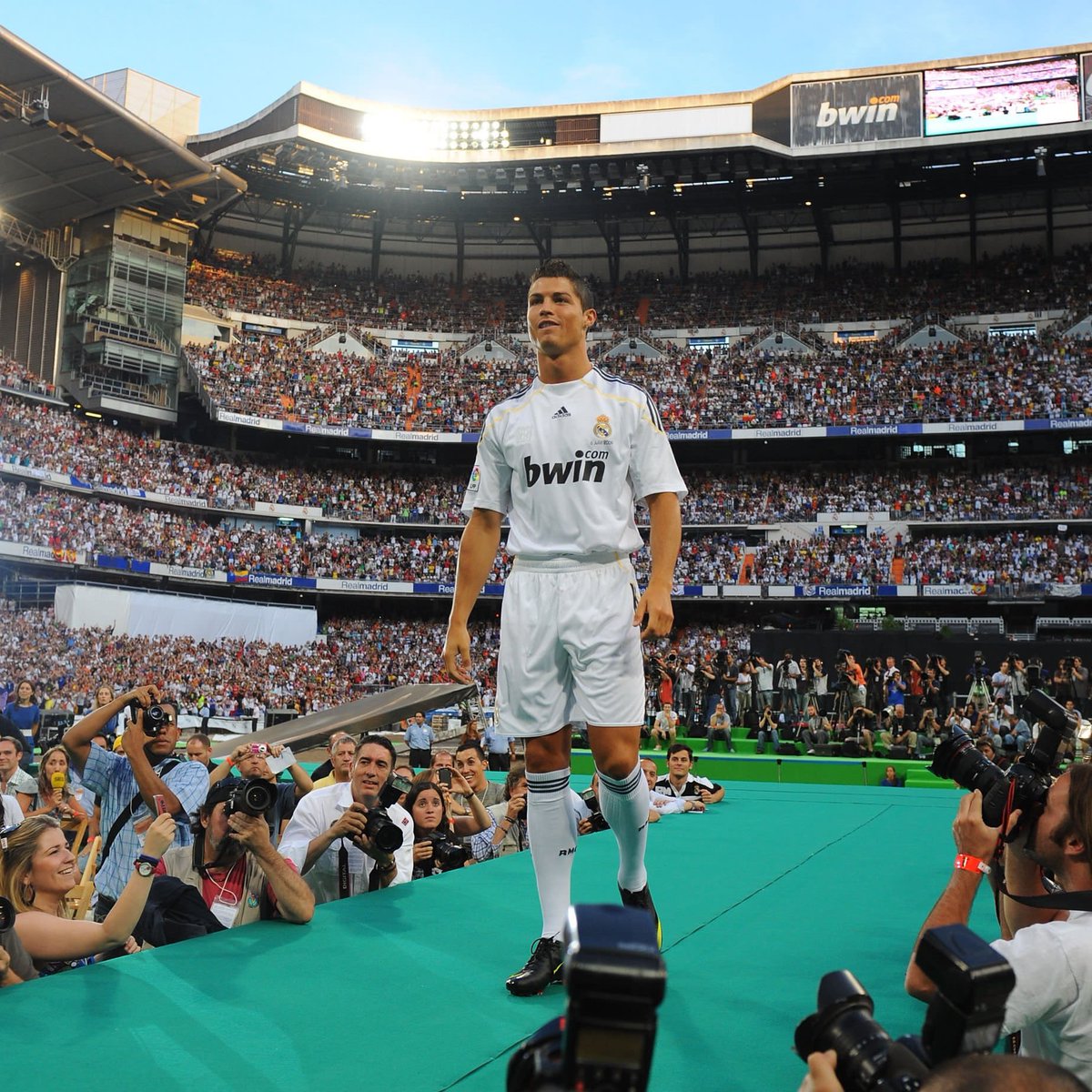 📆 14 yıl önce bugün: “Cristiano Ronaldo; 94 milyon euro karşılığında Manchester United’dan, Real Madrid’e transfer oldu.