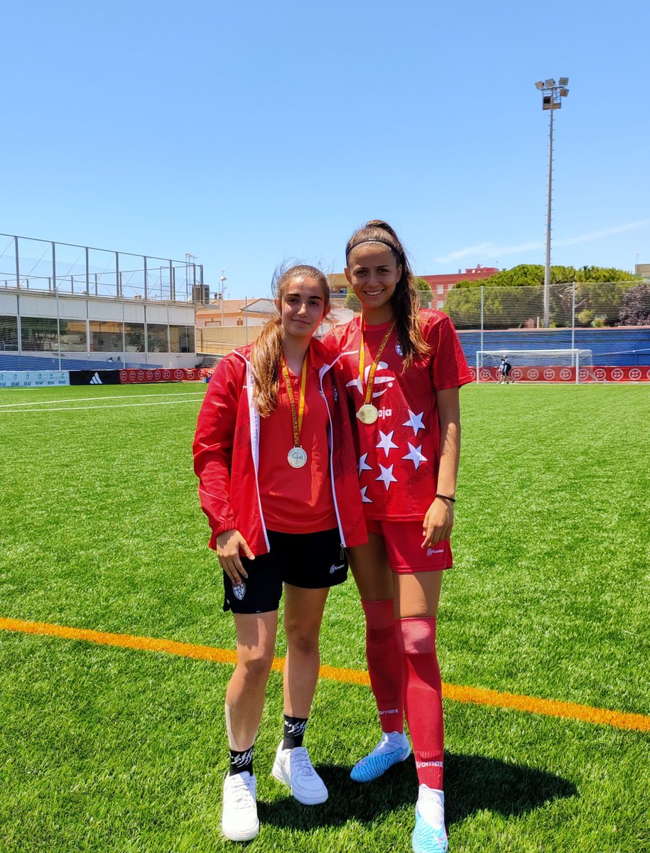 CANTERA| Orgullo es un sentimiento pequeño  para mostrar cómo nos sentimos al ver a dos de nuestras jugadoras defender a la <a href="/RFFM_oficial/">RFFM</a>.

• Candela, CAMPEONA con la sub17.
• Susana, SUBCAMPEONA con la sub15.

¡¡¡ENHORABUENA chicas y también a vuestros entrenadores!!!

💙💙💙