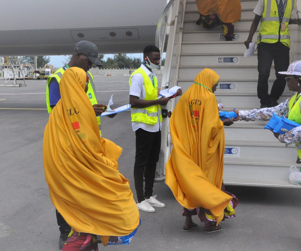 BeninDiplomatie's tweet image. Le premier convoi des pèlerins béninois au #Hadj 2023 a pris départ de l’Aéroport de Cotonou ce dimanche 11 juin 2023 à 13 H 07 Mn. A bord de l’avion, 306 pèlerins dont un bébé.